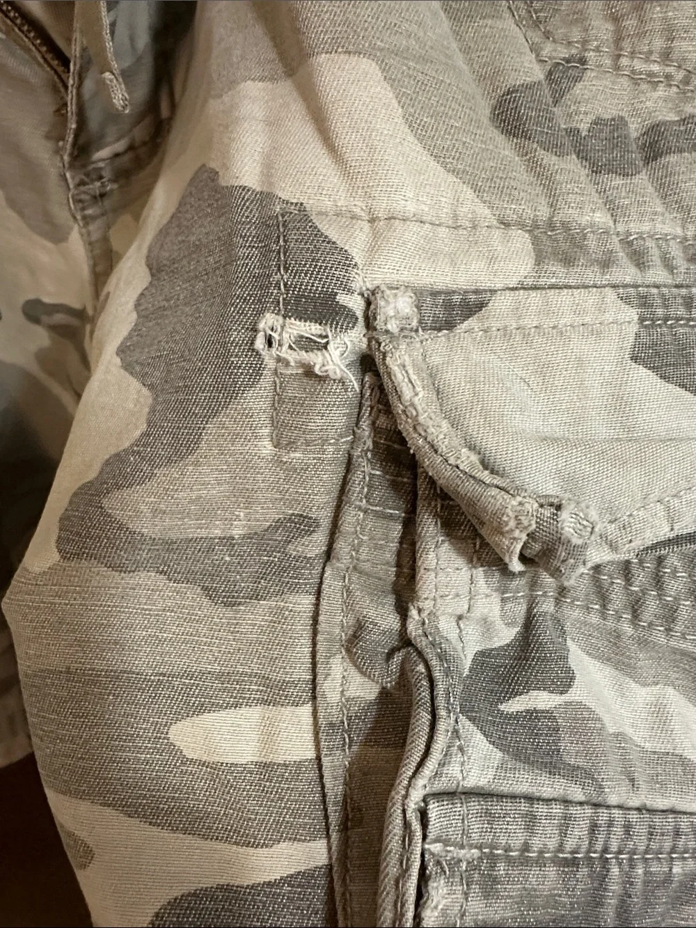 urban pipeline Men's Camo Cargo Shorts - Beige & Olive